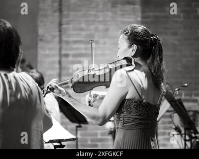 Cremona, Italie - 28 juin 2024 Cremona Summer Festival ensemble Miyaji, violoniste féminine joue de son instrument avec concentration pendant un classi Banque D'Images