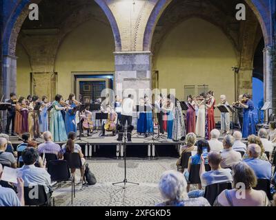 Cremona, Italie - 28 juin 2024 Cremona Summer Festival ensemble Miyaji, musique classique interprétée par un orchestre dans une cour pour un public Banque D'Images