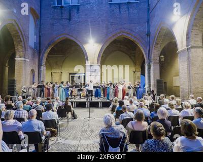 Cremona, Italie - 28 juin 2024 Cremona Summer Festival ensemble Miyaji, grand groupe de musiciens joue de la musique classique pour un public attentif Banque D'Images