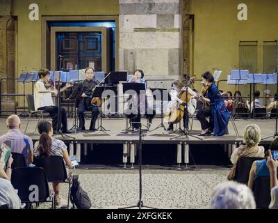 Cremona, Italie - 28 juin 2024 Cremona Summer Festival ensemble Miyaji, musiciens jouant sur violons et violoncelle pour une foule de gens à une classica Banque D'Images