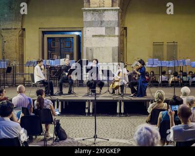 Cremona, Italie - 28 juin 2024 Cremona Summer Festival ensemble Miyaji, musiciens jouant de la musique classique sur violon, alto et violoncelle pour la foule de peo Banque D'Images