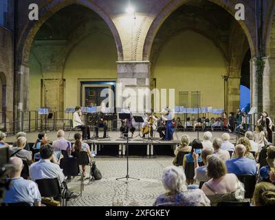 Cremona, Italie - 28 juin 2024 Cremona Summer Festival ensemble Miyaji, musiciens jouant de la musique classique pour un public assis sur des chaises dans le cl Banque D'Images