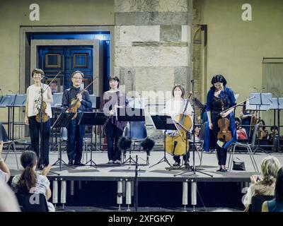 Cremona, Italie - 28 juin 2024 Cremona Summer Festival ensemble Miyaji, quatuor à cordes se produisant sur scène lors d'un concert de musique classique organisé hors du commun Banque D'Images