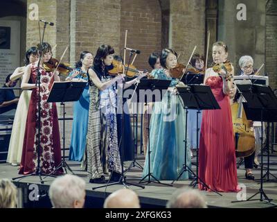 Cremona, Italie - 28 juin 2024 Cremona Summer Festival ensemble Miyaji, musiciens femmes en robes élégantes jouant du violon et de l'alto pendant un classi Banque D'Images