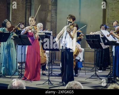 Cremona, Italie - 28 juin 2024 Festival d'été de Cremona ensemble Miyaji, Groupe de musiciens jouent du violon en concert sur scène Banque D'Images