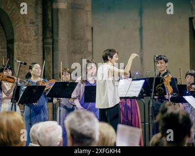 Cremona, Italie - 28 juin 2024 Cremona Summer Festival ensemble Miyaji, chef d'orchestre féminin fait des gestes tout en dirigeant son équipe de musiciens d Banque D'Images