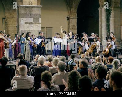 Cremona, Italie - 28 juin 2024 Festival d'été de Cremona ensemble Miyaji, Orchestra termine sa performance avec le chef saluant l'applau Banque D'Images