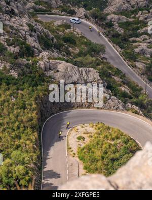 La célèbre route de sa Calobra à Majorque, en Espagne, un endroit favori pour tous les cyclistes. Des cyclistes solitaires gravissent une route sinueuse Banque D'Images