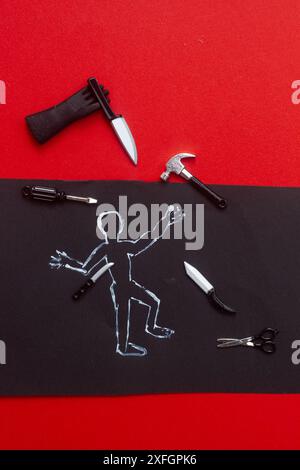 Concept de crime vertical avec contour blanc d'un corps et des outils meurtriers comme couteau ou marteau sur fond noir et rouge Banque D'Images