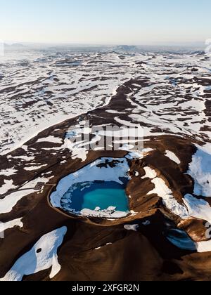 Vue d'en haut, vue aérienne imprenable sur le cratère Krafla Viti. Ce beau cratère est rempli d'eau bleue et entouré d'une zone géothermique. Banque D'Images