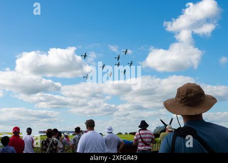Spectateur du spectacle aérien regardant une formation d'avions Spitfire Supermarine de la seconde Guerre mondiale. Sywell Airshow 2024. Les gens regardant des avions d'exposition aérienne Banque D'Images