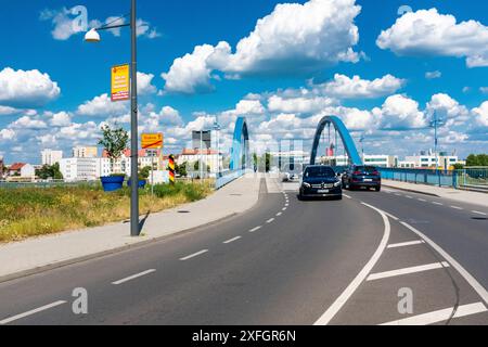 Frontière germano-polonaise le pont vers la ville jumelle Slubice a passé la frontière germano-polonaise. Francfort Oder, Allemagne. Frankfurt Oder Ouder, frontière polonaise Brandebourg Allemagne Copyright : xGuidoxKoppesxPhotox Banque D'Images