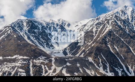 Sommet de montagne enneigé dans le nord du Canada, territoire du Yukon avec fond de ciel bleu. Idéal pour le fond d'écran, l'affichage du bureau. Banque D'Images