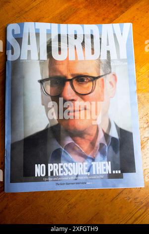 Portrait du leader travailliste Keir Starmer sur la couverture du supplément du journal Saturday Guardian interview Election article 23 juin 2024 Londres Royaume-Uni Banque D'Images