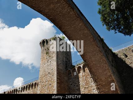 Mur de la ville parfaitement préservé avec l'Arc siennois et la forteresse dans la ville médiévale Massa Marittima, ville dans le sud de la Toscane avec étrusque o Banque D'Images