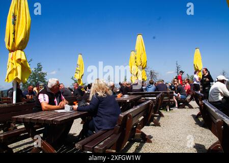 Restaurant de montagne au sommet de la montagne Wurmberg à Harz, parc national en Allemagne, les gens assis sur la table et attendant la nourriture et les boissons Banque D'Images