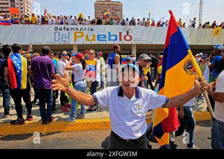 Maracaibo, Venezyela, 19-04-2017.les Vénézuéliens font face à la police qui lance des bombes lacrymogènes et tire des pilules sur les manifestants. Photo de. Jose Isaac Bula Urrutia. Banque D'Images