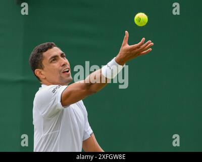 Londres, Inglaterra. 02 juillet 2024. Thiago Monteiro (BRA) dans le match contre Alexei Popyrin (AUS) lors du tournoi de Wimbledon 2023 tenu à Londres, en Angleterre. Crédit : David Horton/FotoArena/Alamy Live News Banque D'Images