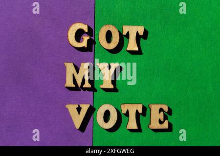 GMV, abréviation de Got My vote, mots en lettres de l'alphabet en bois isolés sur fond Banque D'Images