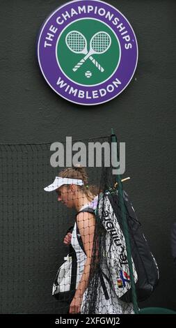 Londres, Royaume-Uni. 03 juillet 2024. La belge Elise Mertens photographiée après un match de tennis entre le Britannique Raducanu et le belge Mertens, lors du deuxième tour de la compétition féminine de simple du tournoi de grand chelem de Wimbledon 2024 au All England Tennis Club, dans le sud-ouest de Londres, Grande-Bretagne, mercredi 03 juillet 2024. BELGA PHOTO BENOIT DOPPAGNE crédit : Belga News Agency/Alamy Live News Banque D'Images