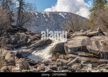 Chute d'eau dans la nature sauvage du nord du Canada en été. Prise à Otter Falls, dans la région sauvage du territoire du Yukon, Canada. Banque D'Images