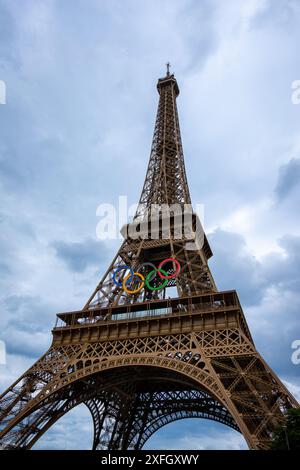 La Tour Eiffel, monument emblématique de la ville de Paris, décorée des anneaux olympiques à l'occasion des Jeux olympiques d'été de Paris 2024 Banque D'Images