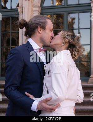 Baiser de la mariée et du marié sur la toile de fond du château. Banque D'Images