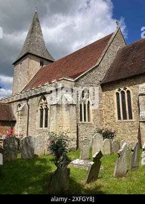 Bosham, West Sussex, Angleterre, église Holy Trinity, extérieur et cimetière en été Banque D'Images