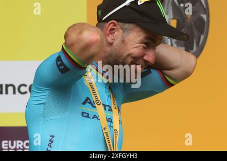 Mark Cavendish lors de la 5e étape du Tour de France 2024 établissant un record historique avec 35 victoires d'étape Banque D'Images