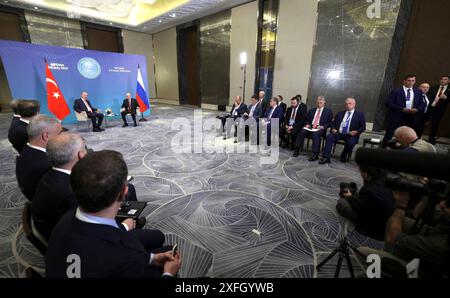 Astana, Kazakhstan. 03 juillet 2024. Le président russe Vladimir Poutine, discute avec le président turc Recep Tayyip Erdogan, parti, avant le début d’une réunion bilatérale en marge du Sommet de l’Organisation de coopération de Shanghai, le 3 juillet 2024, à Astana, au Kazakhstan. Crédit : Gavriil Grigorov/Kremlin Pool/Alamy Live News Banque D'Images