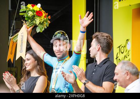 Mark Cavendish mène un peloton de 168 coureurs pour remporter sa 35e victoire d'étape du Tour de France lors de l'étape 5 du TDF de Saint-Jean-de-Maurienne à Saint-Vulbas. Banque D'Images