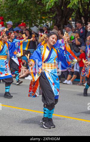 Participants colorés au défilé de la fête du Canada Steveston 2024 Banque D'Images