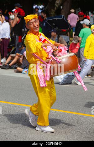 Participants colorés au défilé de la fête du Canada Steveston 2024 Banque D'Images