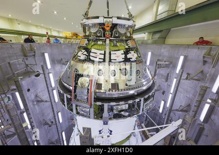 KSC, Floride, États-Unis. 28 juin 2024. Les techniciens ont utilisé une grue de 30 tonnes pour soulever le vaisseau spatial Orion de la NASA le vendredi 28 juin 2024, de la cellule FAST (final Assembly and System Testing) à la chambre d'altitude à l'intérieur du bâtiment Neil A. Armstrong Operations and Checkout du Kennedy Space Center de la NASA en Floride. Le vaisseau spatial, qui sera utilisé pour la mission Artemis II en orbite autour de la Lune, a été soumis à des vérifications de fuites et à une vérification de bout en bout des performances des sous-systèmes du véhicule. (Crédit image : © Radislav Sinyak/NASA/ZUMA Press Wire) USAGE ÉDITORIAL SEULEMENT! Non destiné à UN USAGE commercial ! Banque D'Images