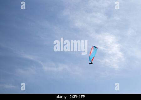 Parapente simple glissant sur les falaises sur la plage de Cordoama, Algarve, Portugal. Banque D'Images