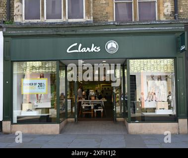 Un magasin de chaussures Clarks sur Oxford Street au centre de Londres Photo Stock Alamy