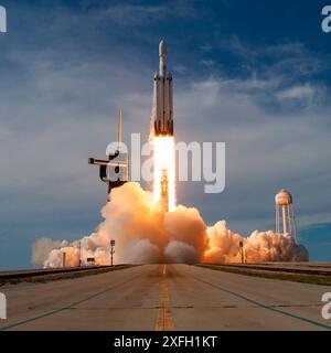 25 juin 2024 - KSC, États-Unis - Une fusée lourde SpaceX Falcon transportant le GOES-U (satellite environnemental opérationnel géostationnaire U) de la National Oceanic and Atmospheric Administration (NOAA) décolle du complexe de lancement 39A au Centre spatial Kennedy de NASAS en Floride le mardi 25 juin 2024. Le satellite GOES-U est le dernier satellite de la série GOES-R, qui joue un rôle essentiel dans la couverture continue de l'hémisphère occidental, y compris la surveillance des systèmes tropicaux dans l'est du Pacifique et l'océan Atlantique. (Crédit image : © SpaceX/ZUMA Press Wire) USAGE ÉDITORIAL SEULEMENT! Pas pour comme Banque D'Images