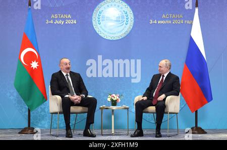 Astana, Kazakhstan. 03 juillet 2024. Le président azéri Ilham Aliyev, à gauche, discute avec le président russe Vladimir Poutine, à droite, avant le début d’une réunion bilatérale en marge du Sommet de l’Organisation de coopération de Shanghai, le 3 juillet 2024, à Astana, au Kazakhstan. Crédit : Gavriil Grigorov/Kremlin Pool/Alamy Live News Banque D'Images