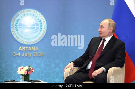 Astana, Kazakhstan. 03 juillet 2024. Le président russe Vladimir Poutine, discute avec le président mongol Ukhnaagiin Khurelsukh, avant le début d’une réunion bilatérale en marge du Sommet de l’Organisation de coopération de Shanghai, le 3 juillet 2024, à Astana, au Kazakhstan. Crédit : Gavriil Grigorov/Kremlin Pool/Alamy Live News Banque D'Images