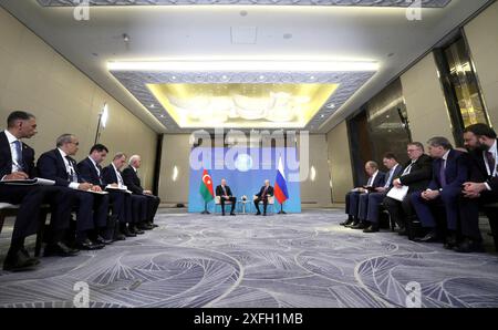 Astana, Kazakhstan. 03 juillet 2024. Le président azéri Ilham Aliyev, à gauche, discute avec le président russe Vladimir Poutine, à droite, avant le début d’une réunion bilatérale en marge du Sommet de l’Organisation de coopération de Shanghai, le 3 juillet 2024, à Astana, au Kazakhstan. Crédit : Gavriil Grigorov/Kremlin Pool/Alamy Live News Banque D'Images