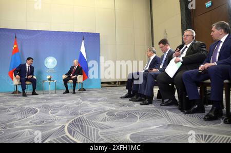 Astana, Kazakhstan. 03 juillet 2024. Le président mongol Ukhnaagiin Khurelsukh, à gauche, écoute le président russe Vladimir Poutine, à droite, avant le début d’une réunion bilatérale en marge du Sommet de l’Organisation de coopération de Shanghai, le 3 juillet 2024, à Astana, au Kazakhstan. Crédit : Gavriil Grigorov/Kremlin Pool/Alamy Live News Banque D'Images