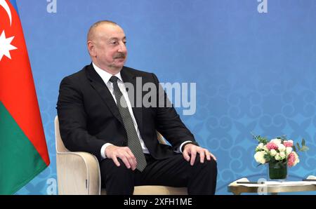 Astana, Kazakhstan. 03 juillet 2024. Le président azéri Ilham Aliyev, écoute le président russe Vladimir Poutine, avant le début d’une réunion bilatérale en marge du Sommet de l’Organisation de coopération de Shanghai, le 3 juillet 2024, à Astana, au Kazakhstan. Crédit : Gavriil Grigorov/Kremlin Pool/Alamy Live News Banque D'Images