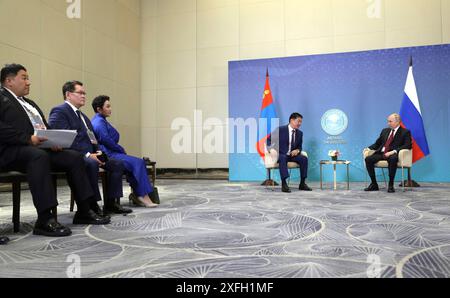 Astana, Kazakhstan. 03 juillet 2024. Le président mongol Ukhnaagiin Khurelsukh, à gauche, écoute le président russe Vladimir Poutine, à droite, avant le début d’une réunion bilatérale en marge du Sommet de l’Organisation de coopération de Shanghai, le 3 juillet 2024, à Astana, au Kazakhstan. Crédit : Gavriil Grigorov/Kremlin Pool/Alamy Live News Banque D'Images