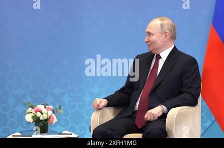 Astana, Kazakhstan. 03 juillet 2024. Le président russe Vladimir Poutine, écoute le président azéri Ilham Aliyev, avant le début d’une réunion bilatérale en marge du Sommet de l’Organisation de coopération de Shanghai, le 3 juillet 2024, à Astana, au Kazakhstan. Crédit : Gavriil Grigorov/Kremlin Pool/Alamy Live News Banque D'Images