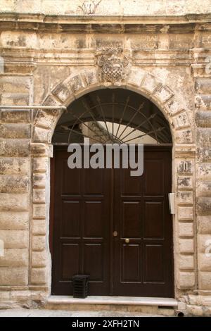 Beaux détails architecturaux dans le centre historique de Molfetta, Italie Banque D'Images