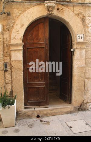 Beaux détails architecturaux dans le centre historique de Molfetta, Italie Banque D'Images