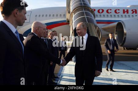 Astana, Kazakhstan. 03 juillet 2024. Le président russe Vladimir Poutine, à droite, accueille les délégués à leur arrivée à l'aéroport international Nursultan Nazarbayev avant le Sommet du Conseil des chefs d'Etat de l'Organisation de coopération de Shanghai, le 3 juillet 2024, à Astana, au Kazakhstan. Crédit : Gavriil Grigorov/Kremlin Pool/Alamy Live News Banque D'Images