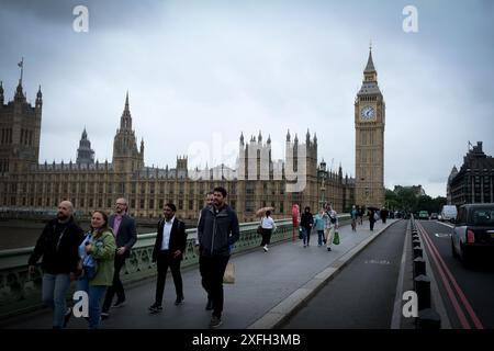 Londres, Royaume-Uni. 3 juillet 2024. Les gens marchent avec des parapluies dans le centre de Londres. Laura Gaggero/Alamy Live News Banque D'Images