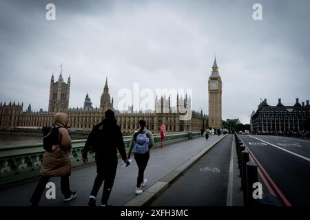 Londres, Royaume-Uni. 3 juillet 2024. Les gens marchent en manteaux d'hiver dans le centre de Londres. Laura Gaggero/Alamy Live News Banque D'Images