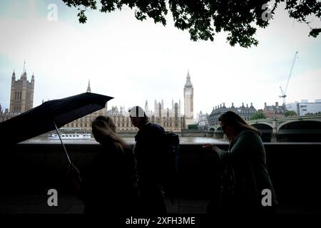 Londres, Royaume-Uni. 3 juillet 2024. Les gens marchent avec des parapluies dans le centre de Londres. Laura Gaggero/Alamy Live News Banque D'Images